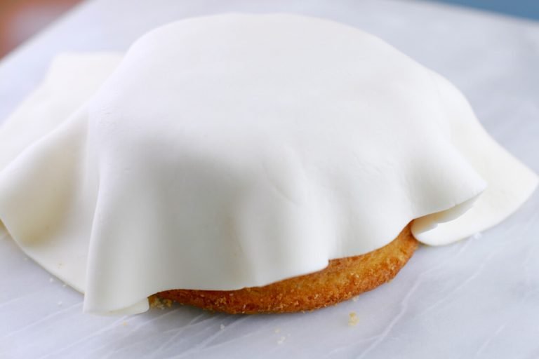 Fondant icing-How to cover a cake, Magazineup